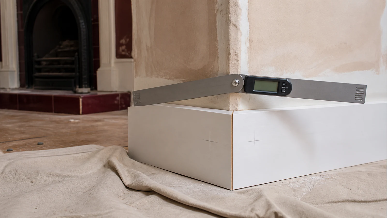 Measuring a chimney breast external skirting corner with a digital angle finder